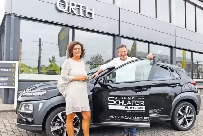 Marion Erfurt, bisherige Geschäftsführerin von Opel Orth, bleibt Mitarbeiterin bei Michael Schläfer aus Grünstadt, der ihr Bad D Marion Erfurt, bisherige Geschäftsführerin von Opel Orth, bleibt Mitarbeiterin bei Michael Schläfer aus Grünstadt, der ihr Bad D