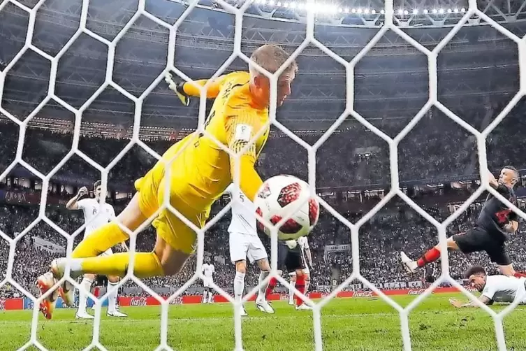 Der Ausgleich der Kroaten: Ivan Perisic (rechts) &uuml;berlistet den guten englischen Torh&uuml;ter Jordan Pickford.