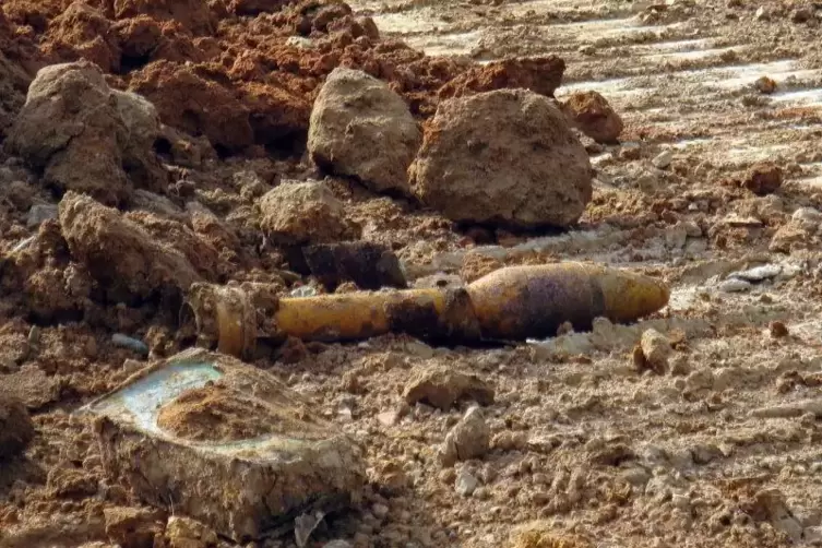 Eine Panzerfaust und leere Munitionskisten gehören zu den Fundstücken. Foto: Stadt