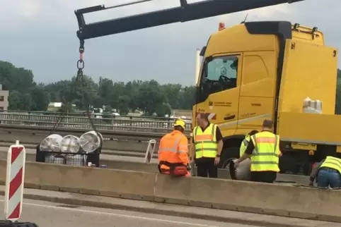 Die Radarsäulen auf der Rheinbrücke werden abgebaut. Foto: lap 