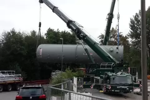 Am Donnerstag wurde der Pufferspeicher für das neue Ramsteiner Blockheizkraftwerk geliefert.  Foto: Verwaltung/frei 