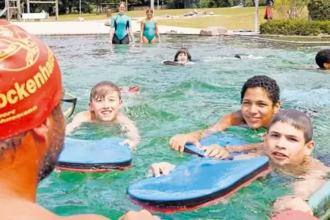Haben viel Spaß beim Schwimmtraining bei der DLRG: Schüler der Schule am Donnersberg.