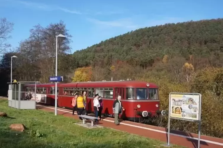 Im Wieslautertal bedient der Schienenbus alle Halte. Dazu gehört auch der Haltepunkt Moosbachtal in der Nähe der Dahner Hütte de