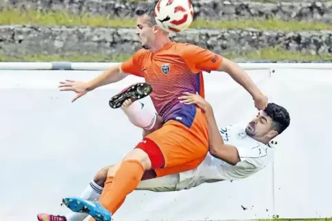 Im freien Fall war der SV Südwest vorige Saison, im Bild Benjamin Vali Mohammadi (weiß) im Pokalspiel gegen Milot Berisha vom FC