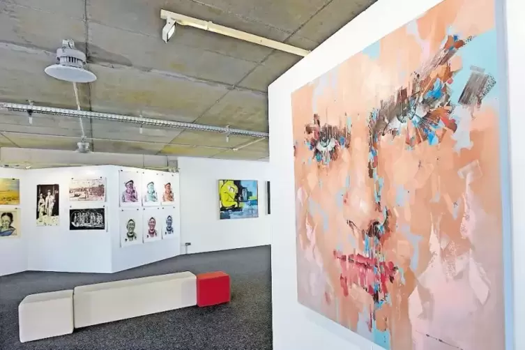 Blick in die Ausstellung mit südafrikanischer Kunst im Depot Lu, rechts vorn ein Bild von Jimmy Law.