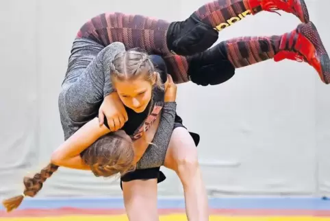 Die Haßlocherin Dana Baumbach wirbelt ihre Trainingspartnerin Alina Heißenreder durch die Luft.