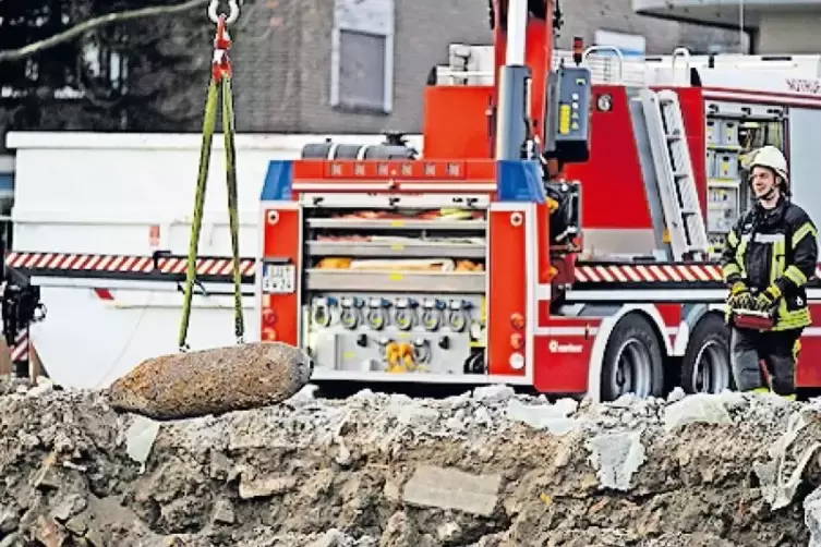 Abtransport: Eine Bombe wird in S&uuml;d geborgen.