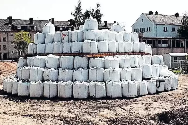 Abgedeckt: Unter der Sandpyramide wird entsch&auml;rft.