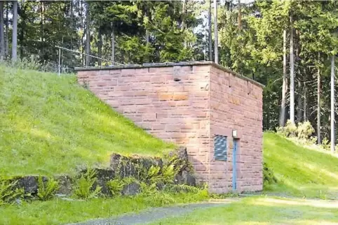 Die Wasseraufbereitungsanlage bei der Burgruine Lindelbrunn versorgt die Gemeinden Oberschlettenbach und Vorderweidenthal.