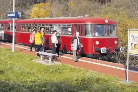 Im Wieslautertal bedient der Schienenbus alle Halte. Dazu gehört auch der Haltepunkt Moosbachtal, der nicht weit von der Dahner 