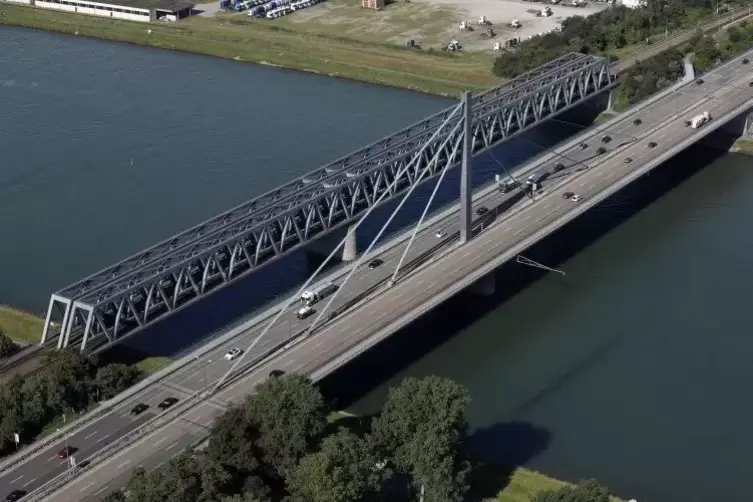 Die Sanierung der Rheinbrücke Wörth/Karlsruhe verzögert sich. Luftbild: Sandbiller 