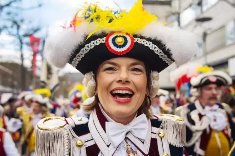 Julia Klöckner (CDU), hier beim Rosenmontagsumzug 2017 in Mainz, erhält den Aachener Karnevalsorden wider den tierischen Ernst. 