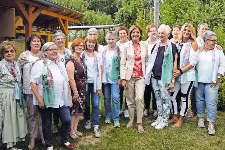 Eine Gruppe starker Frauen: Im Lehrgarten des Obst- und Gartenbauvereines trafen sich die Mitglieder der Frauenselbsthilfe nach 