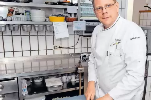 Kochen ist sein Metier. Mal zaubert René Rebmann Büfetts für private Feste, mal Speisen für sein Restaurant, mal Mittagessen für
