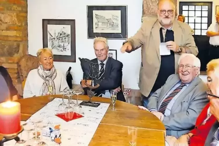 Stammgäste im „Altstadthaisl“: Mitglieder des Journalistenstammtisches Speyer feiern 50-jähriges Bestehen. Mit am Tisch (v. re.)
