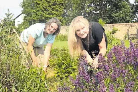 Pflegen im Stadtmauergarten die Pflanzen: Christiane Rosenberg (links) und Stephie Pflüger.