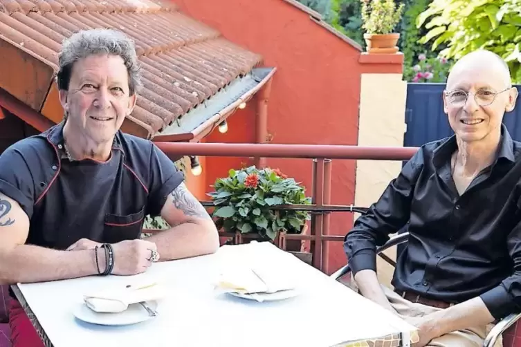Hier noch in ihrem französischen Restaurant, am Sonntag in Frankreich: Gerard Bastien (links) und Samy Sauer.