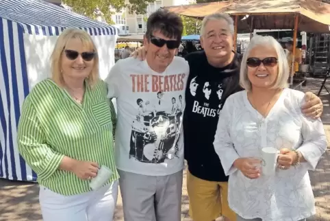 Musik verbindet: die Beatles-Fans Hans Adam (schwarzes Shirt) und Derek Cowie mit ihren Ehefrauen Christel und Catherine (rechts