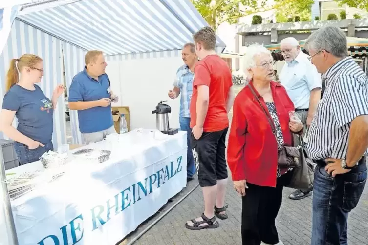 Im Gespr&auml;ch: Michael Schmid (links) und Lesermarktbeauftragter Thomas Busse (rechts) am RHEINPFALZ-Stand.