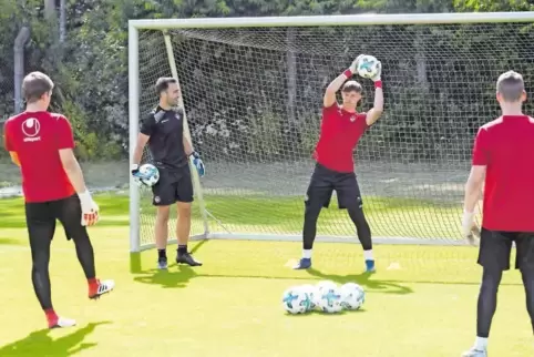 Das Verhindern von Treffern ist ihr Geschäft: FCK-Torwartkoordinator Sven Höh (im schwarzen Dress) und die Nachwuchskeeper (von 