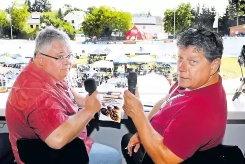 Stimmgewaltig, kompetent, humorvoll: Stefan Rosiejak (links) und Dirk Lunk unterhalten die Zuschauer während der Bahnrad-Meister