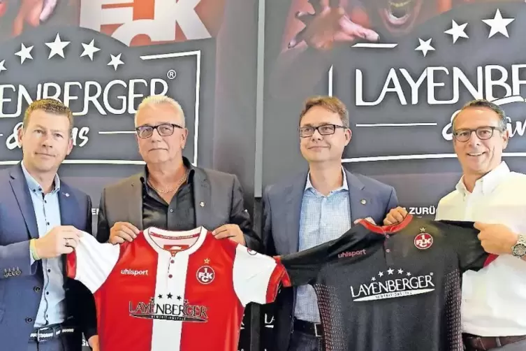Neue Trikots, neuer Hauptsponsor: Harald Layenberger (Zweiter von links) mit (von links) FCK-Marketingdirektor Klaus Drach, FCK-