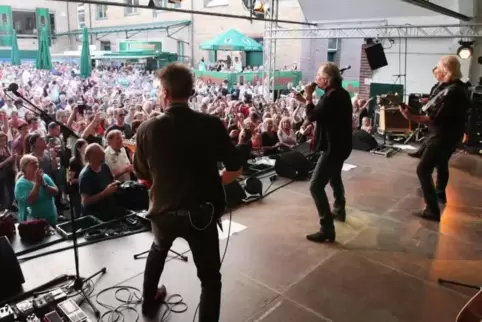 Die Höhner heizen ein, der Brauereihof ist voll.  Foto: Van 