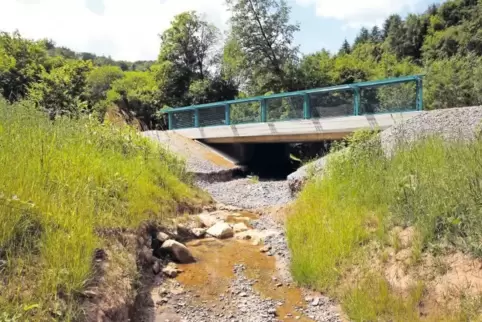 Die Mückenbachbrücke ist bereits fertig. Auch sie ist Teil der neuen Ortsumgehung.