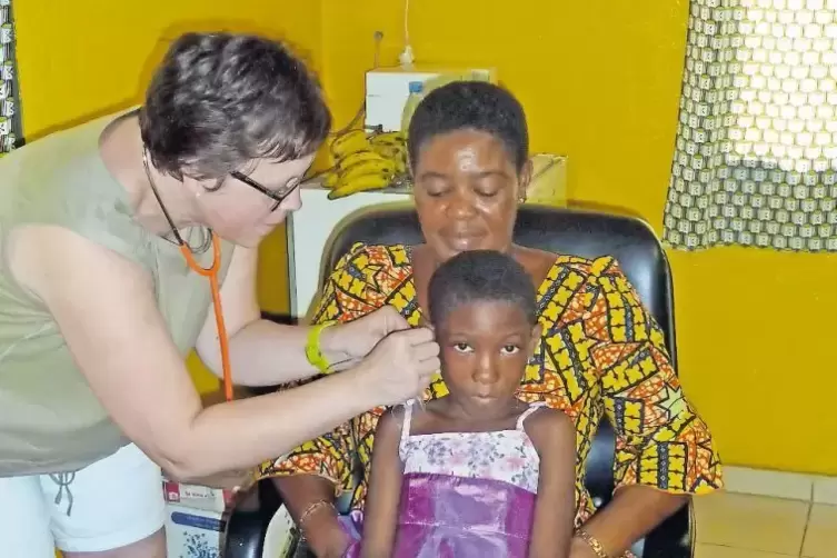 Hörakustikerin Regina Konrad passt der kleinen Deborah Juakim in Kpalimé/Togo ein Hörgerät an.
