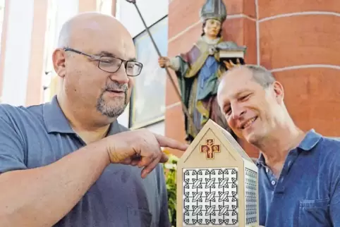 Pfarrer Bernard Braun (links) mit Goldschmied Thomas Bartz und dem Schrein in der St.-Ulrichskirche, deren Schutzpatron der heil