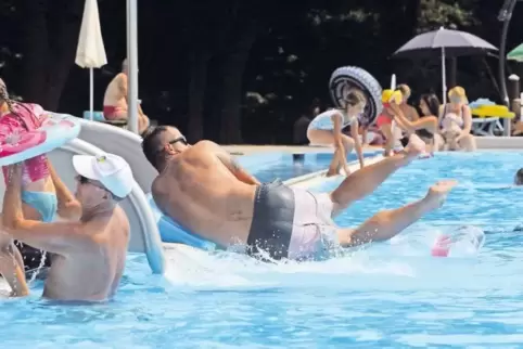 Viele Menschen hatten gestern, wegen der großen Hitze, ihren Spaß im Zweibrücker Freibad.
