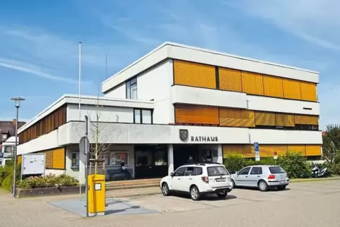 Ob das Verwaltungsgebäude der Verbandsgemeinde Hauenstein nach der Fusion ein Bürgerbüro und Teile der mit dem Dahner Felsenland