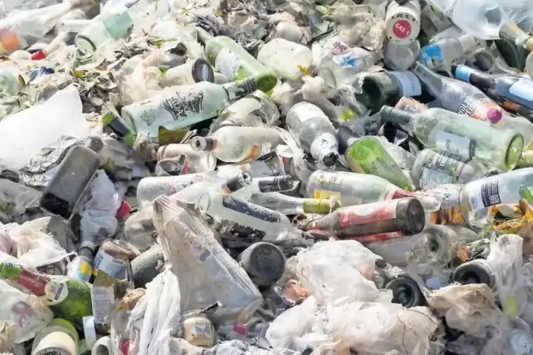 Soviel Abfall: gepresster Plastikmüll und gesammeltes Glas.