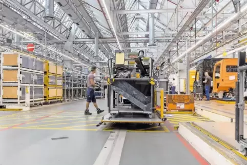 Lastwagenproduktion im weltgrößten Lkw-Montagewerk.