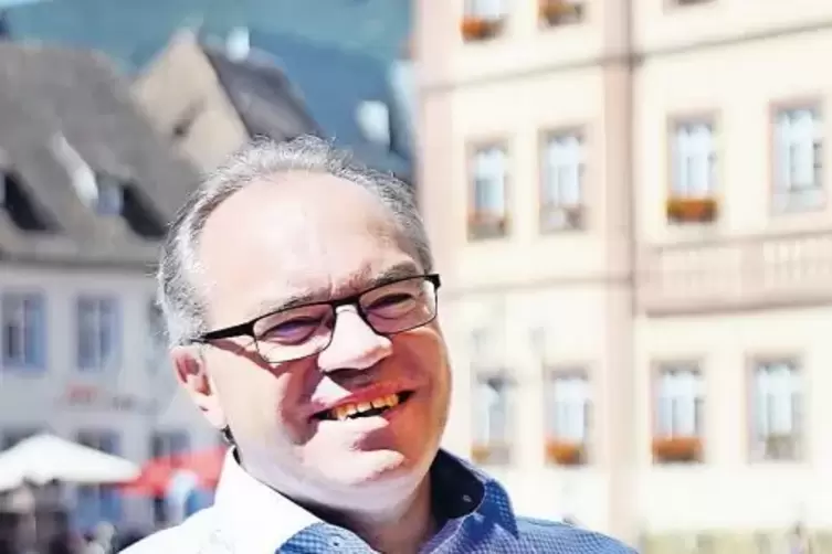 Stadtwerke-Chef Holger Mück an seinem Neustadter Lieblingsort – dem Marktplatz.