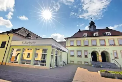 War beim dritten Rätsel gesucht: die Hermann-Gmeiner-Schule in Waldsee. Die benachbarte Kulturhalle war früher die Turnhalle der