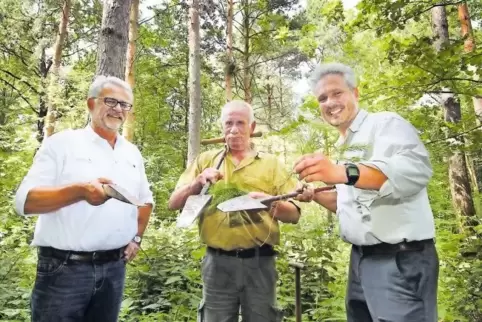 Zeigen die Geräte, die die Frauen beim Aufforsten verwendet haben: (von links) Peter Eberhard, Clemens Mönig und Jürgen Render. 