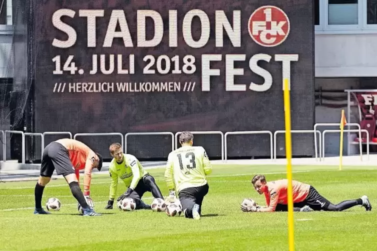 Die Spieler des FCK zeigten sich beim Stadionfest den Fans bei einem Schautraining.