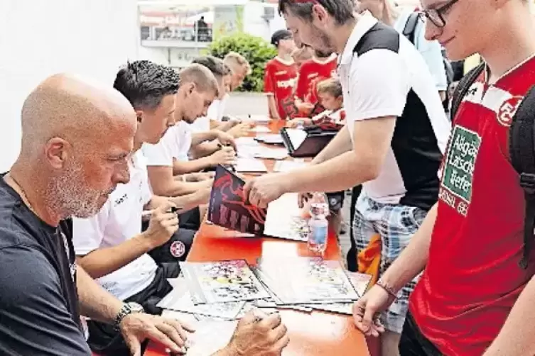 Autogramme waren beim Stadionfest des FCK begehrt. Die Spieler erfüllten gerne die Wünsche der Fans. Unter jenen, die Autogramme