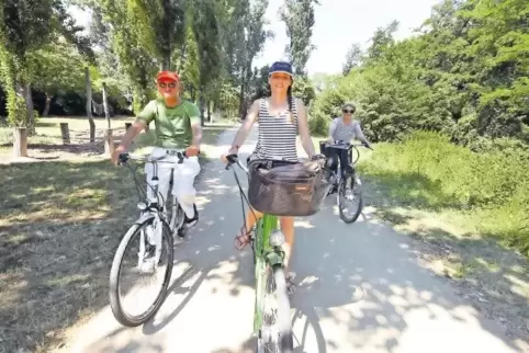 Bequemes Radeln: Sandra Becker (Mitte) mit Schwiegermutter Christa Becker (rechts) und Hermann Krämer unterwegs im Woogbachtal.