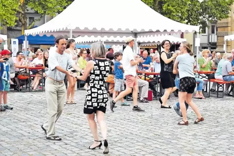 Party auf dem Toulonplatz: Die Franzosen tanzen mindestens so gerne wie die Deutschen. Angeblich tun sie das nur ein bisschen sc