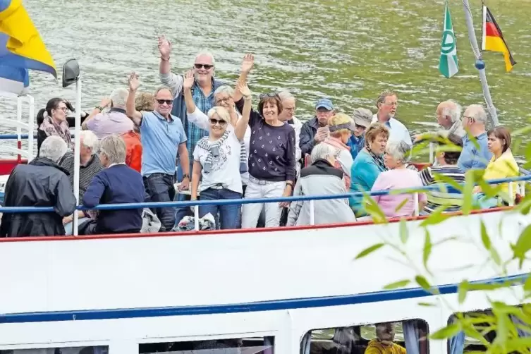 Alle an Bord: die winkende Tour-de-Pfalz-Truppe unter der Regie von Petra Depper-Koch (rechts).