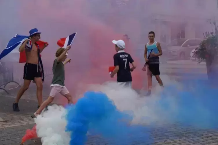 Die Franzosen feiern in Lauterbourg auf der Straße den WM-Sieg. Foto: mb 