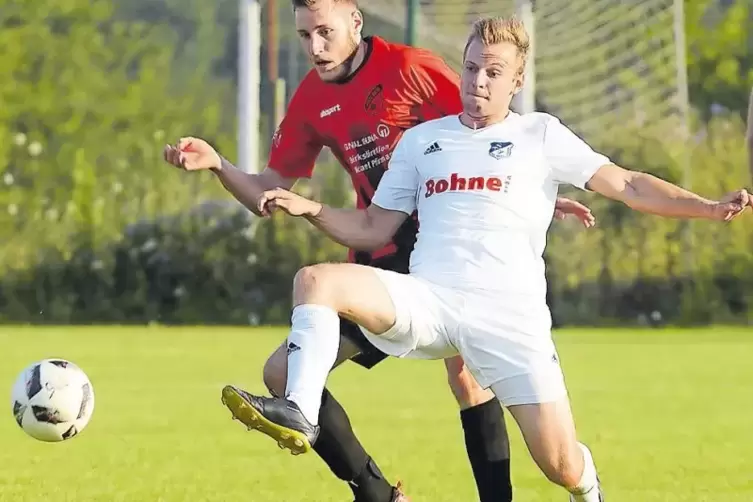 Wie aufgedreht: Christian Klemm (rotes Trikot) hat sein Team vom SV Trulben mit fünf Final-Toren zum Hackmesser-Pokalsieg geführ