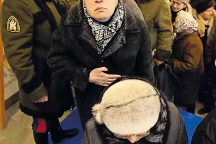 Russische Gl&auml;ubige verehren den im Jahr 2000 von der Orthodoxen Kirche heilig gesprochenen Zaren und seine &bdquo;wundert&auml;tige&ldquo; Ikone.