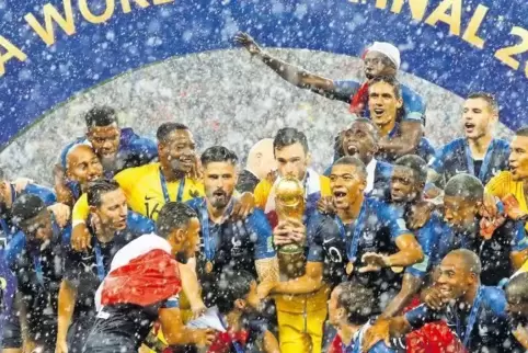 Der Regen konnte den Helden von Moskau nichts anhaben: Die französische Natonalmannschaft krönte sich zum Weltmeister.