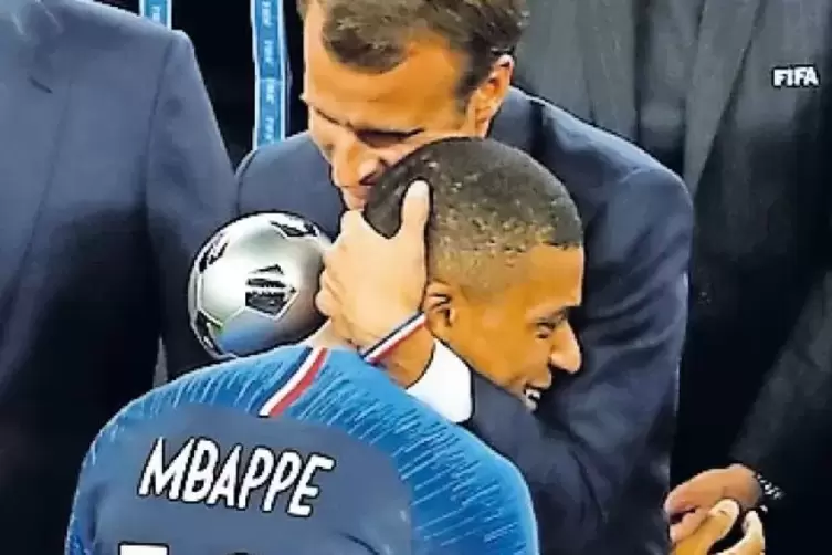 Pr&auml;sident und Jungstar: Emmanuel Macron herzt Kylian Mbapp&eacute;.