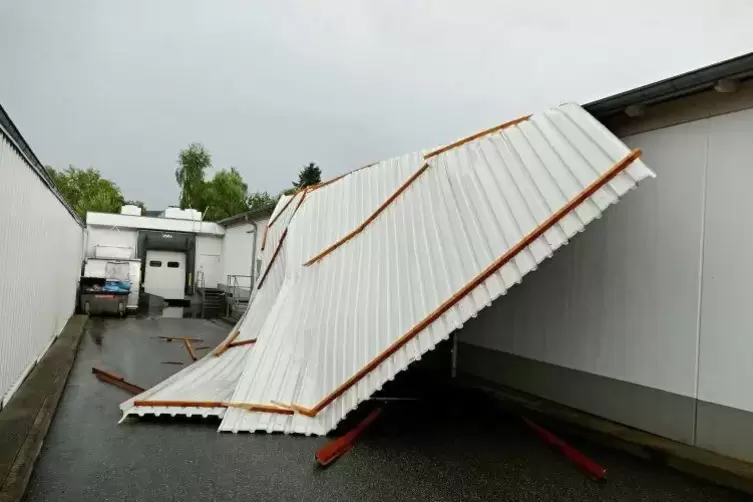 Das Dach des Marktes wurde durch die Sturmböen teilweise heruntergerissen.  Foto: Sayer 