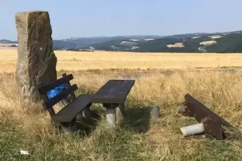 Zerstört: die Sitzbank am Höhenweg. Foto: Polizei/Frei 