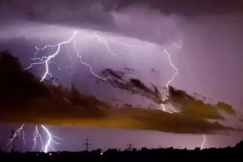 Zahlreiche Haushalte waren am Sonntag infolge eines Gewitters ohne Strom – manche mehr als vier Stunden. Foto: dpa